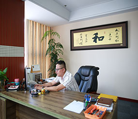 泰鸿物流工作人员办公特写